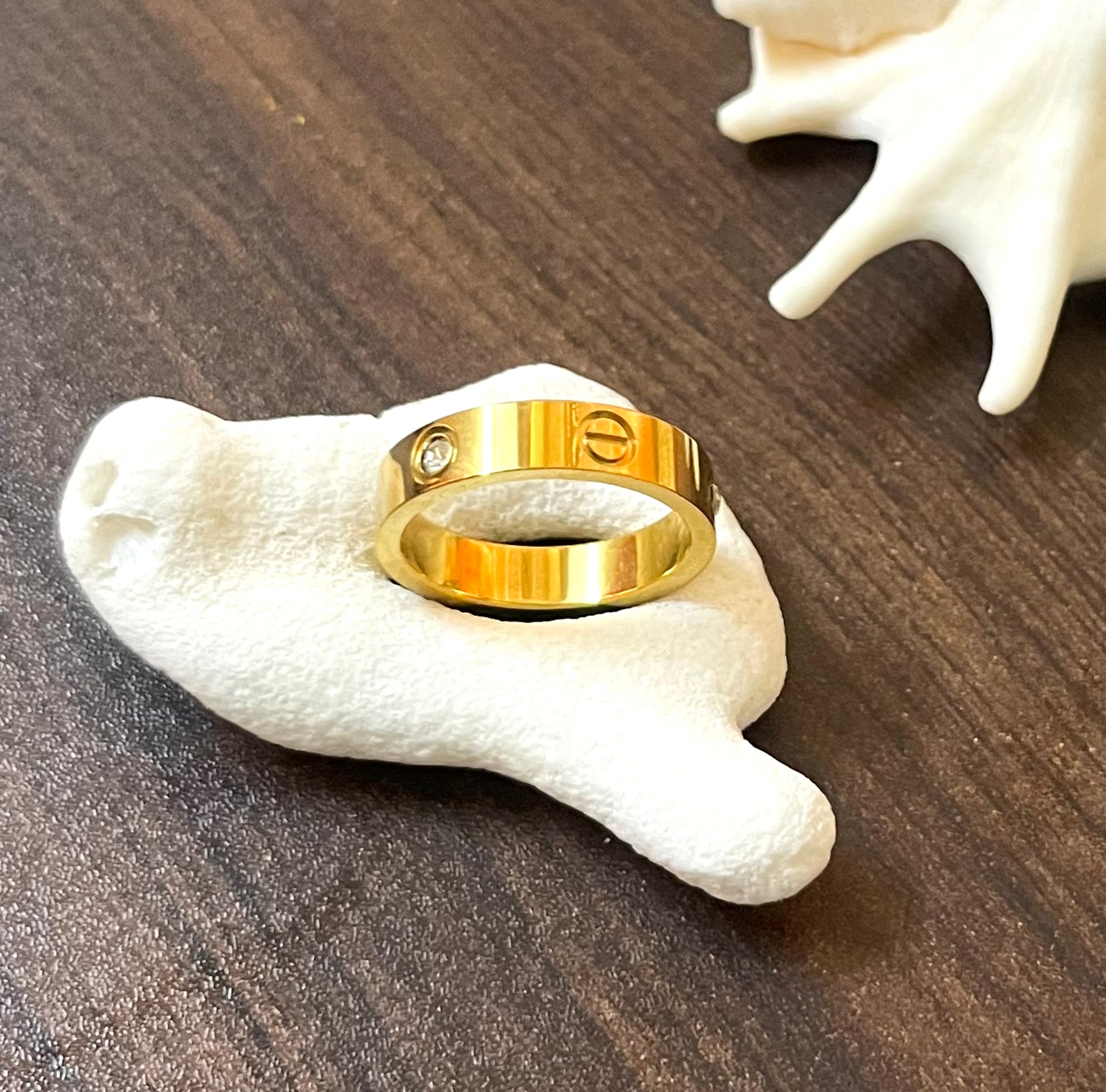 Love band gold