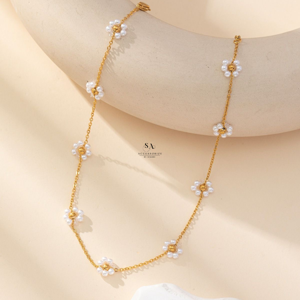 Daisy pearl necklace