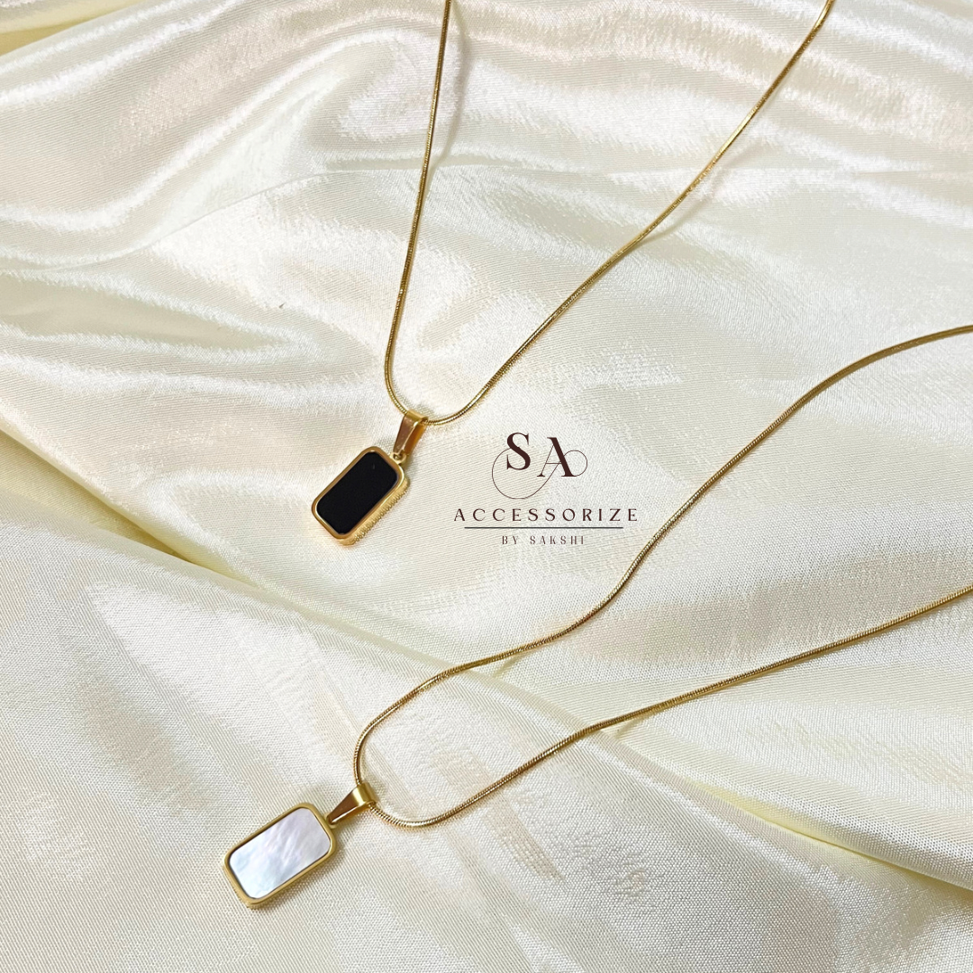 Gold chain with reversible pendant