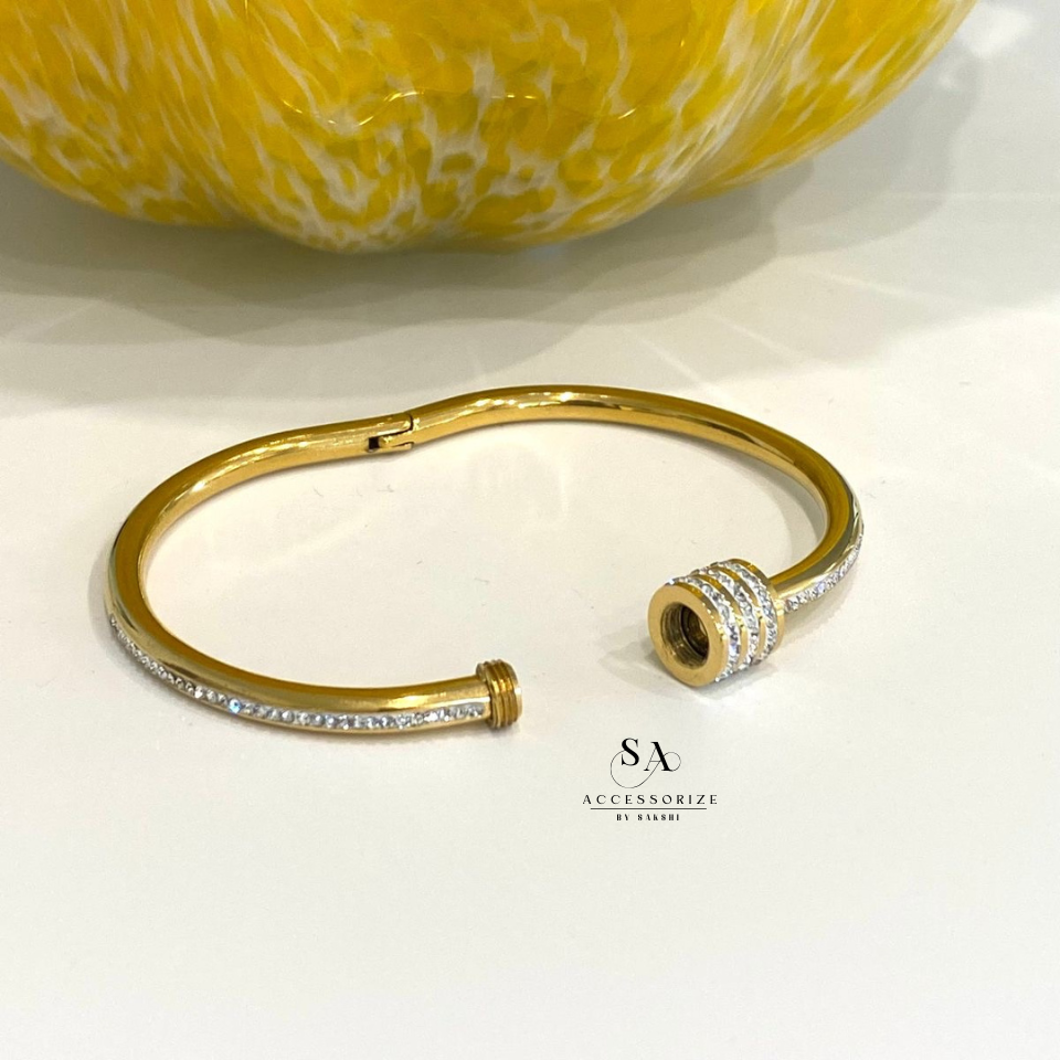 Studded screw kada