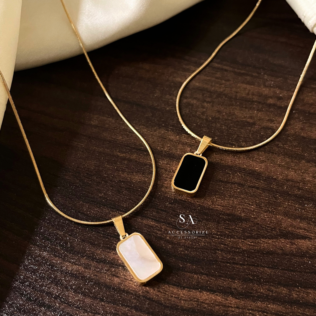 Gold chain with reversible pendant