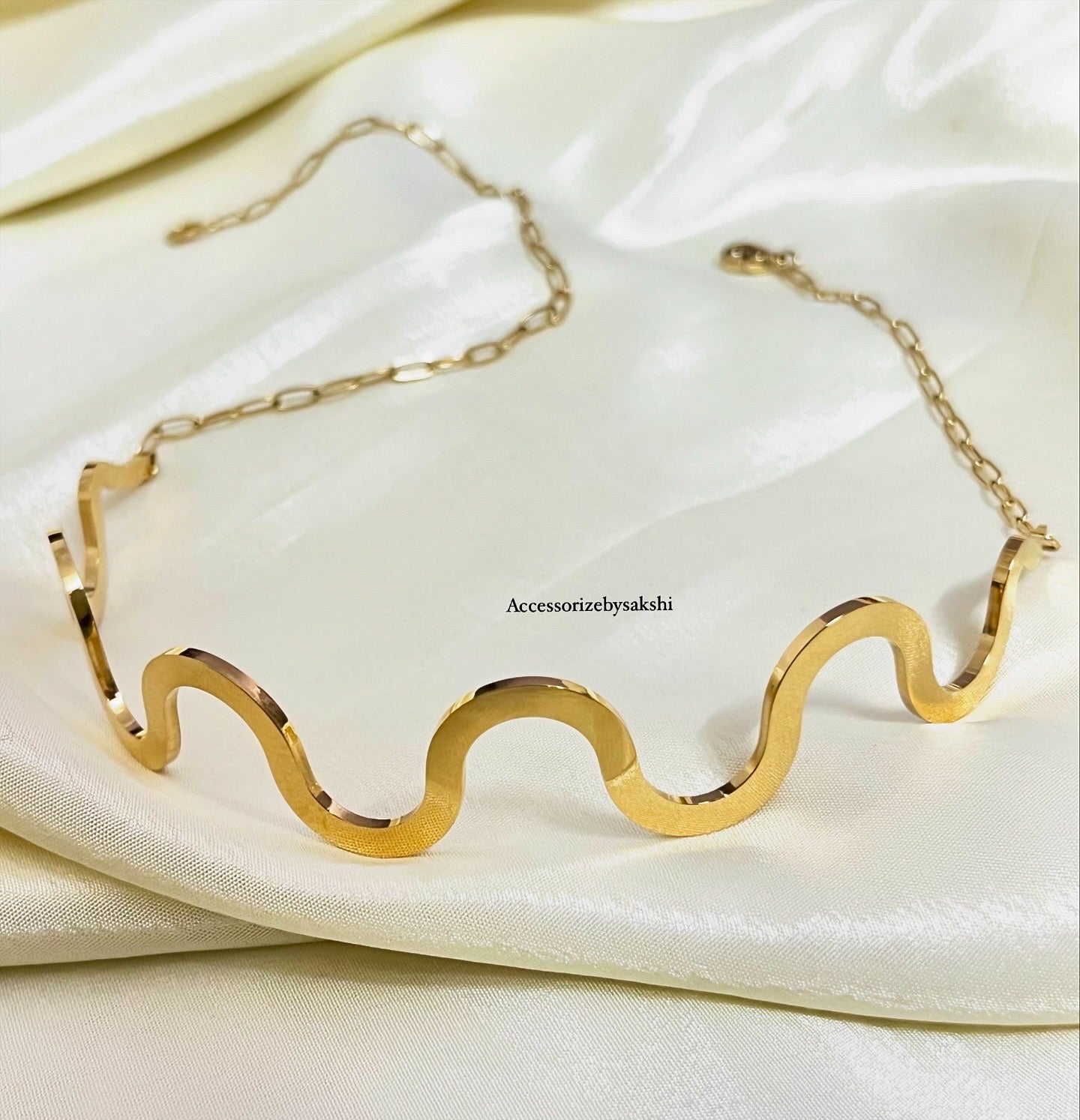 Zig zag choker