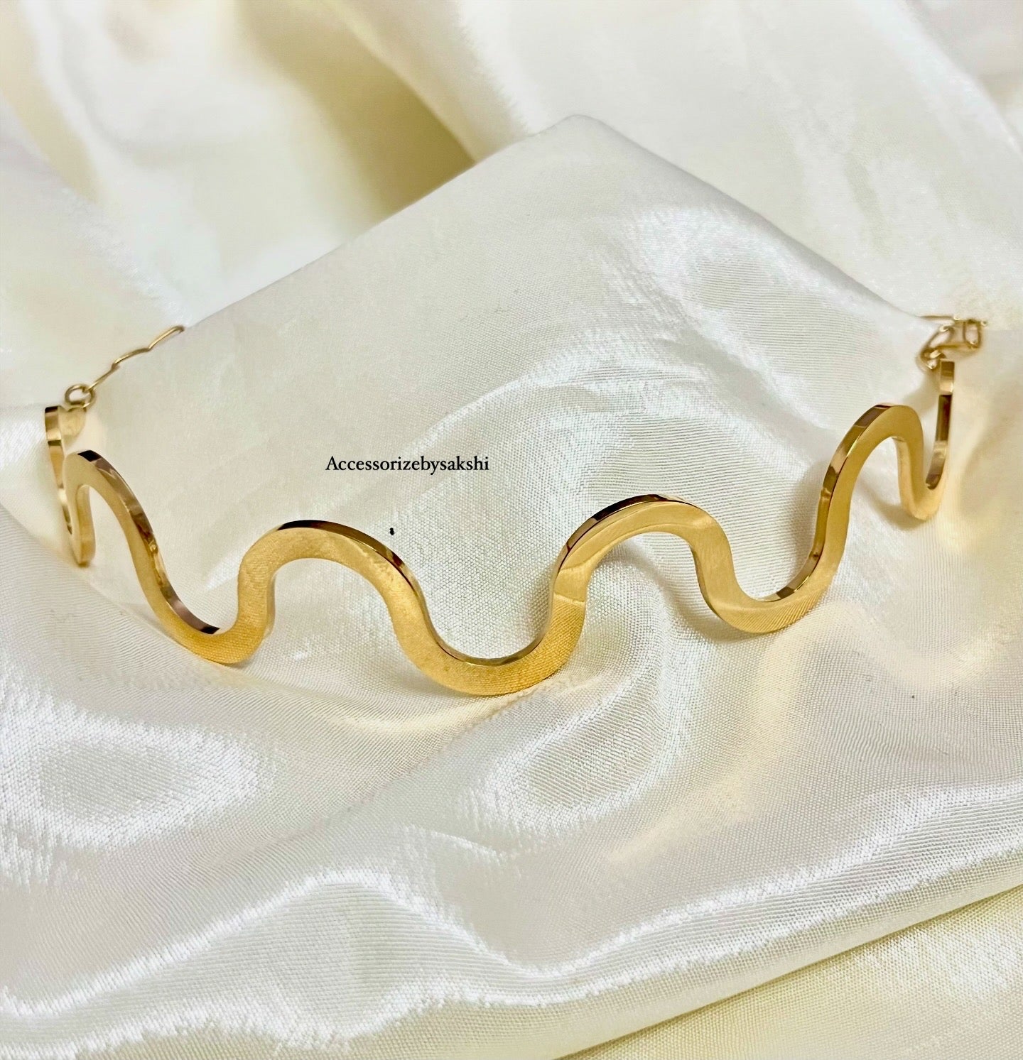 Zig zag choker