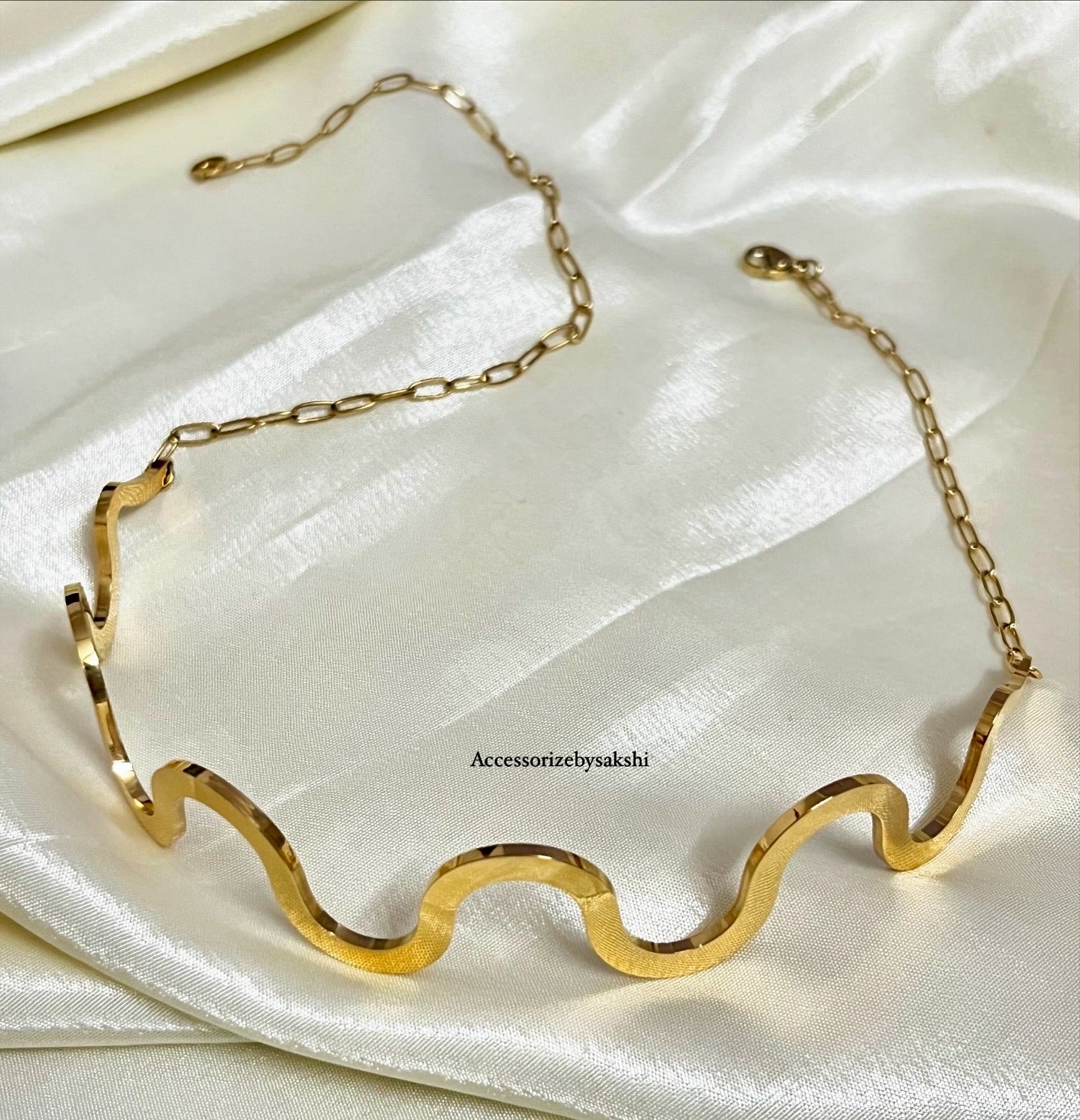 Zig zag choker