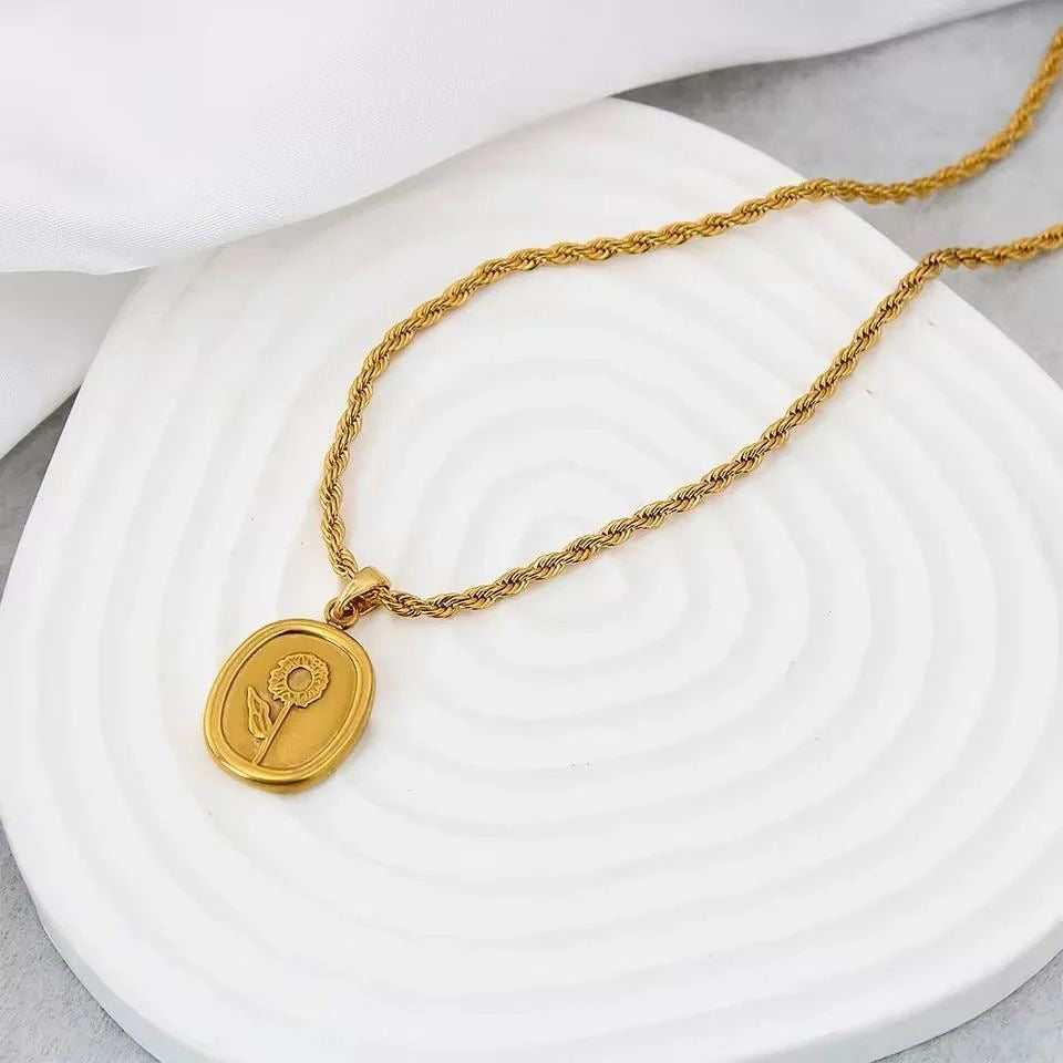 Rope chain with pendant