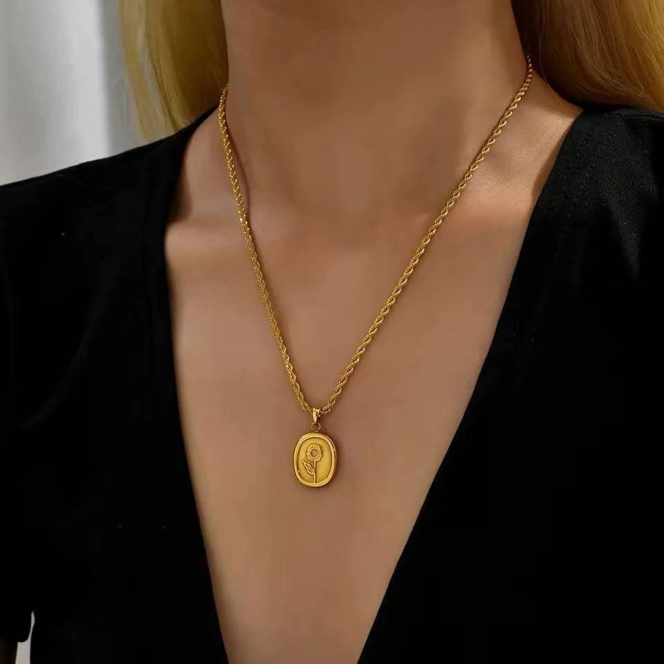 Rope chain with pendant