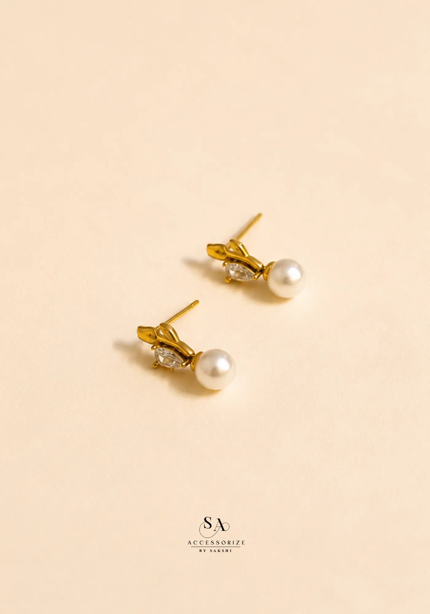 Mini pearl studs