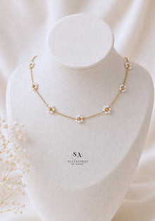 Daisy pearl necklace
