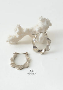 Wavy hoops